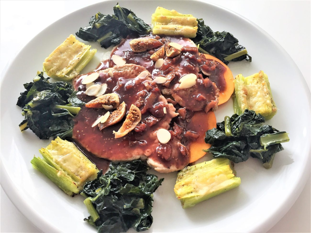 Scaloppine di vitello al cabernet, con fichi e mandorle su fette di kaki