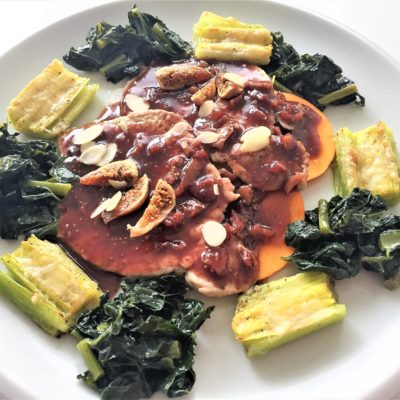 Scaloppine-di-vitello-al-cabernet.-con-fichi-e-mandorle-su-fette-di-kaki