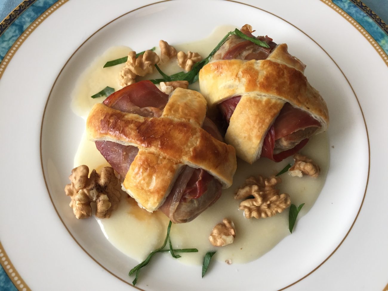 Filetto di maiale in crosta sopra crema di patate al parmigiano e noci