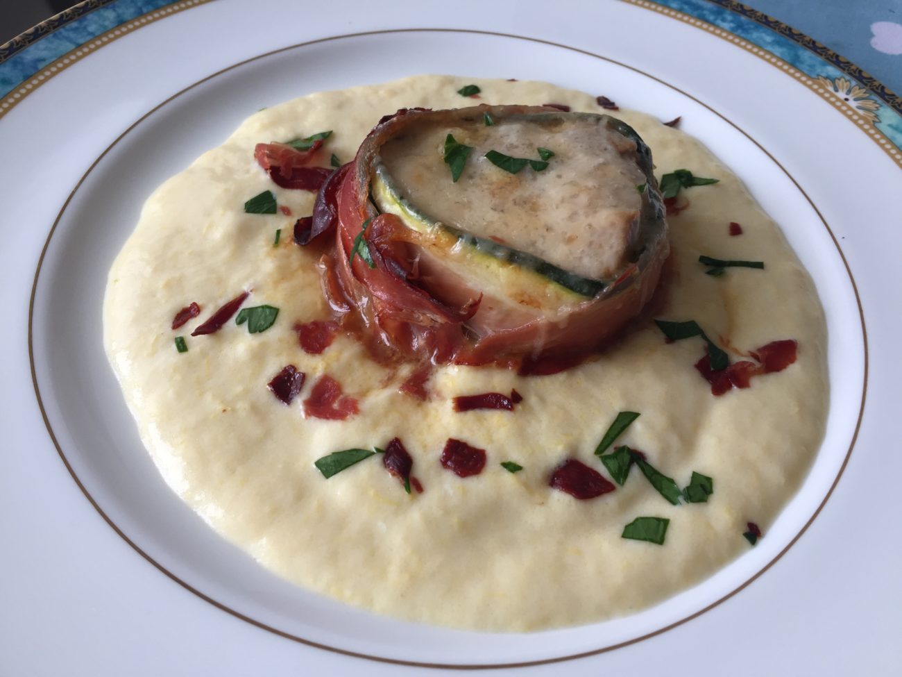 Filetto di maiale lardellato con lo speck su salsa Mornay