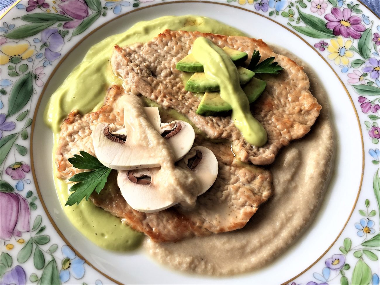 Scaloppine di vitello con salsa di avocado e champignon