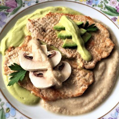 Scaloppine-di-vitello-con-salsa-di-avocado-e-champignon