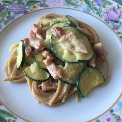 Spaghetti integrali con pancetta affumicata e zucchine
