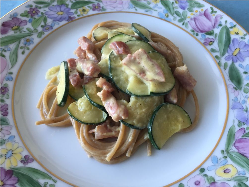 Spaghetti integrali con pancetta affumicata e zucchine