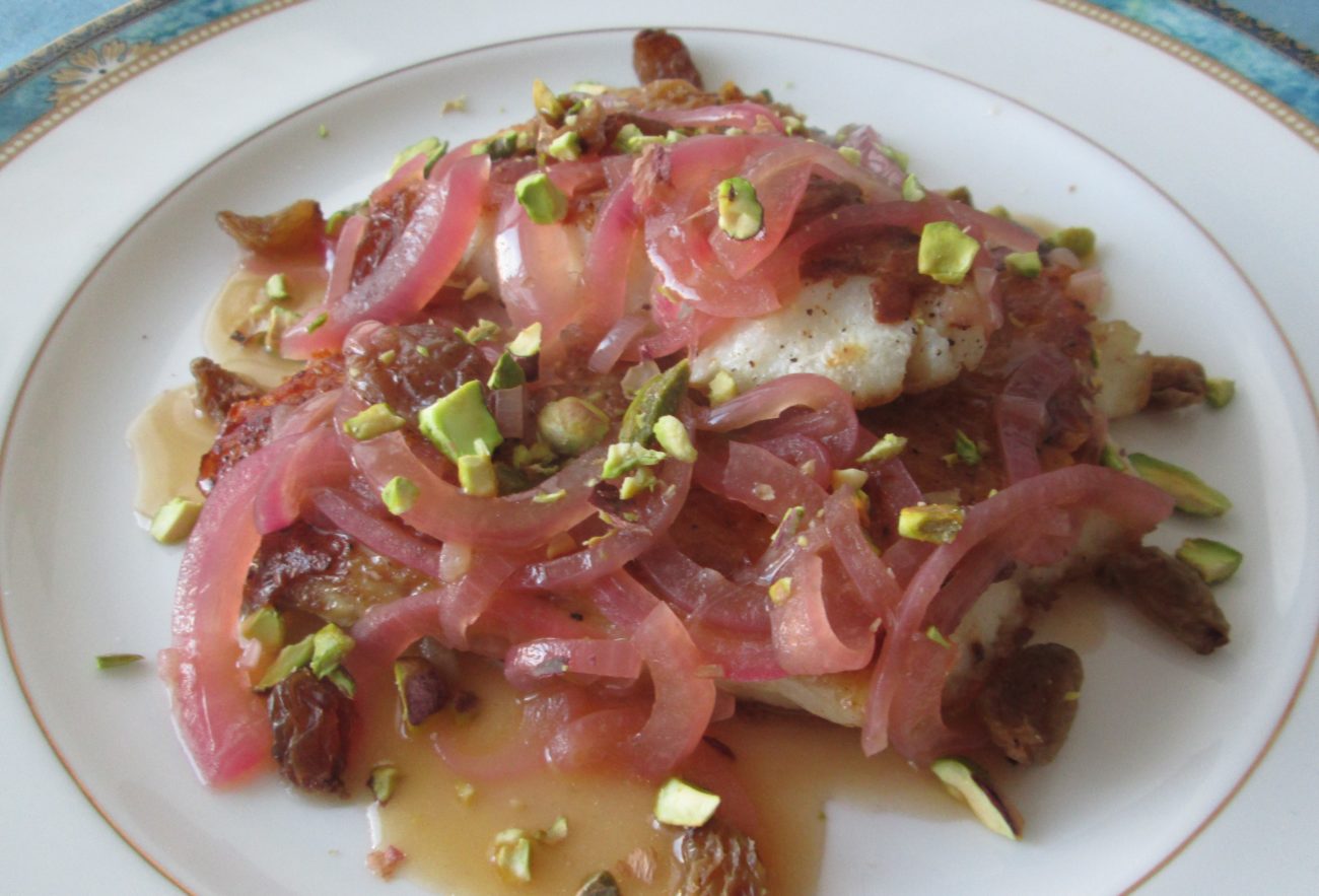 Filetto di pesce persico con cipolla di Tropea, uvetta sultanina e granella di pistacchio