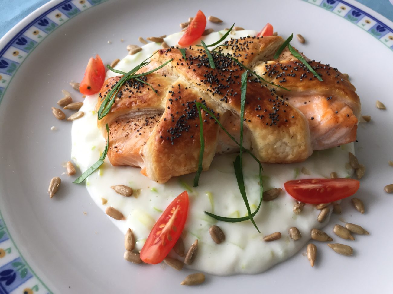 Filetto di salmone in crosta su crema di porro e semi di girasole