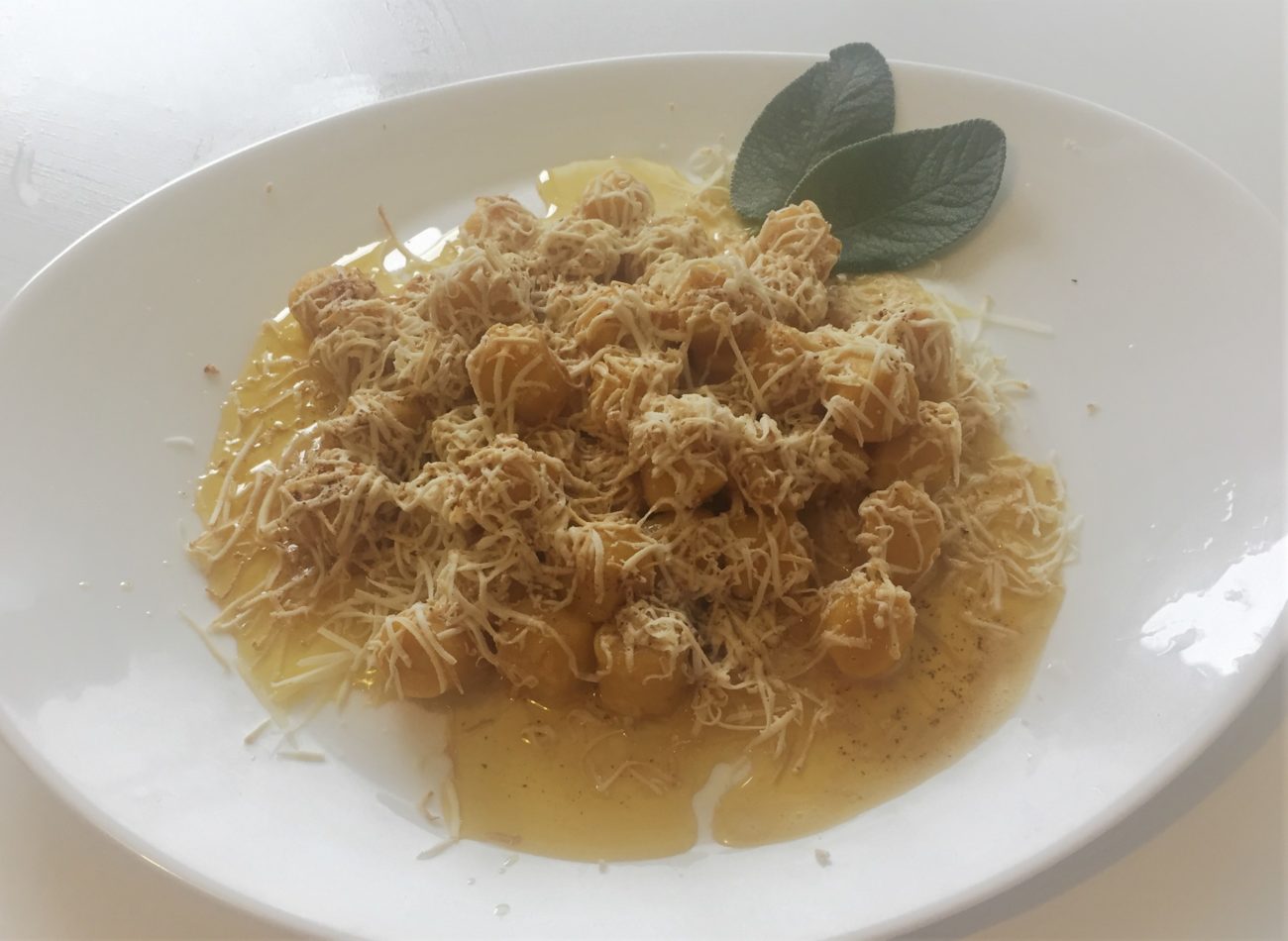 Gnocchi di zucca con ricotta affumicata e burro fuso aromatizzato alla salvia