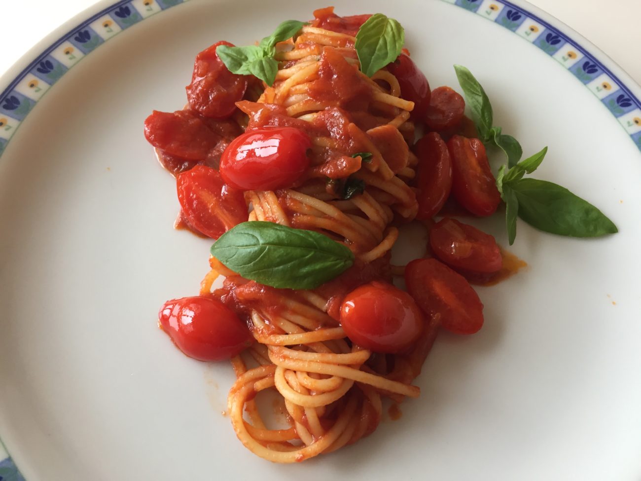 Spaghetti con pomodoro fresco e basilico