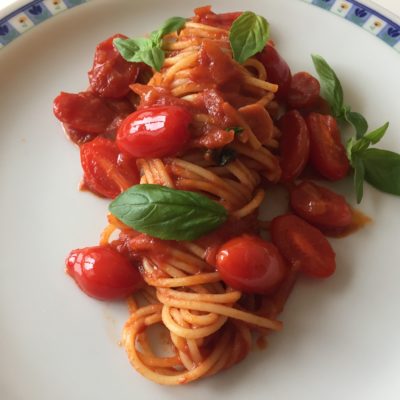 Spaghetti con pomodoro fresco e basilico