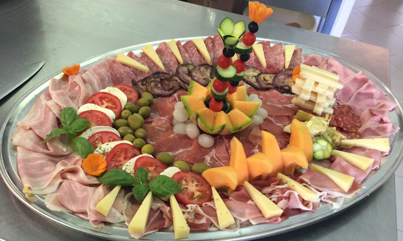 Affettato misto con crudo e melone, salumi, olive e formaggi