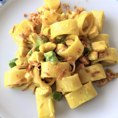 Calamarata-con-pollo-porro-e-curry