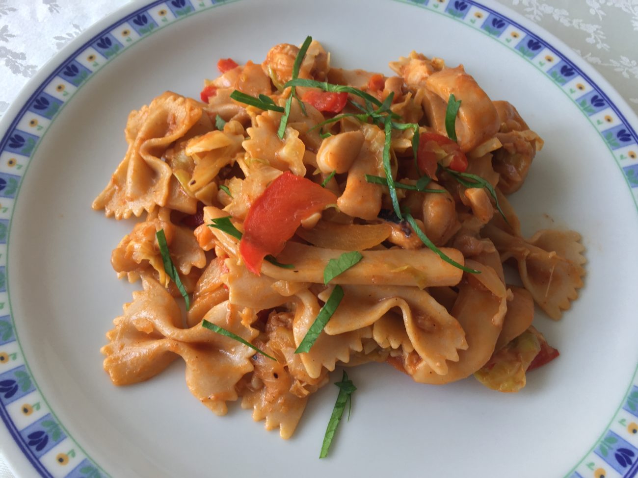 Farfalle integrali con seppie e peperoni
