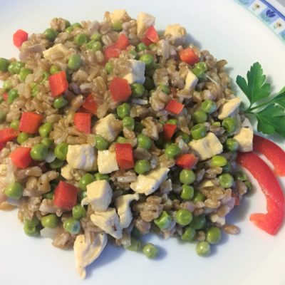 Farro-con-pollo-peperoni-e-piselli