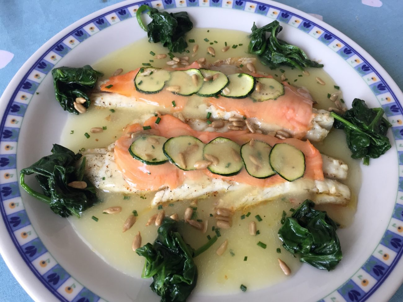 Filetto di branzino al forno con salmone affumicato e creme Parmentier