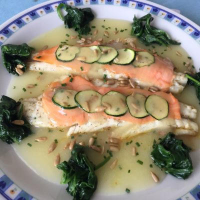Filetto-di-branzino-al-forno-con-salmone-affumicato-e-creme-parmentier