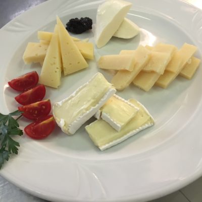 Formaggi-misti-con -confettura-di-ciliege