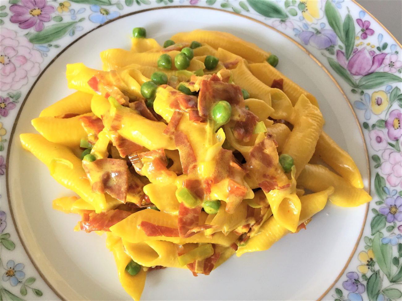 Garganelli con speck porro e zafferano