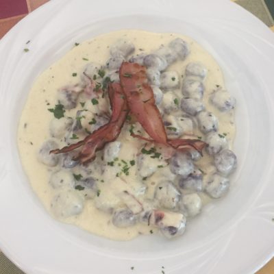 Gnocchi-di-barbabietola-con-crema-di-montasio-e-speck