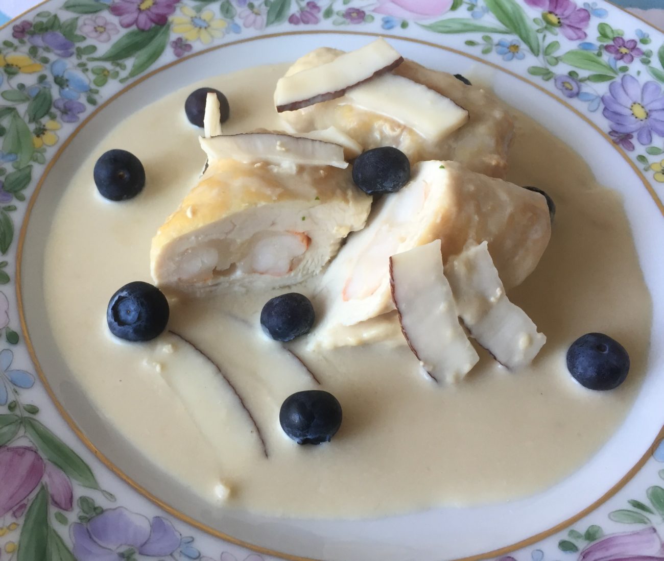 Involtini di pollo e gamberi, con latte di cocco e mirtilli