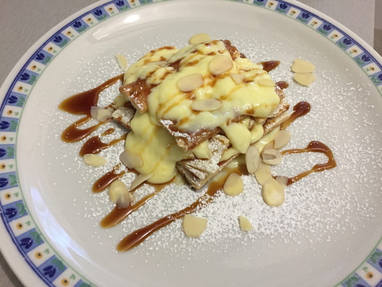 Millefoglie con caramello e mandorle