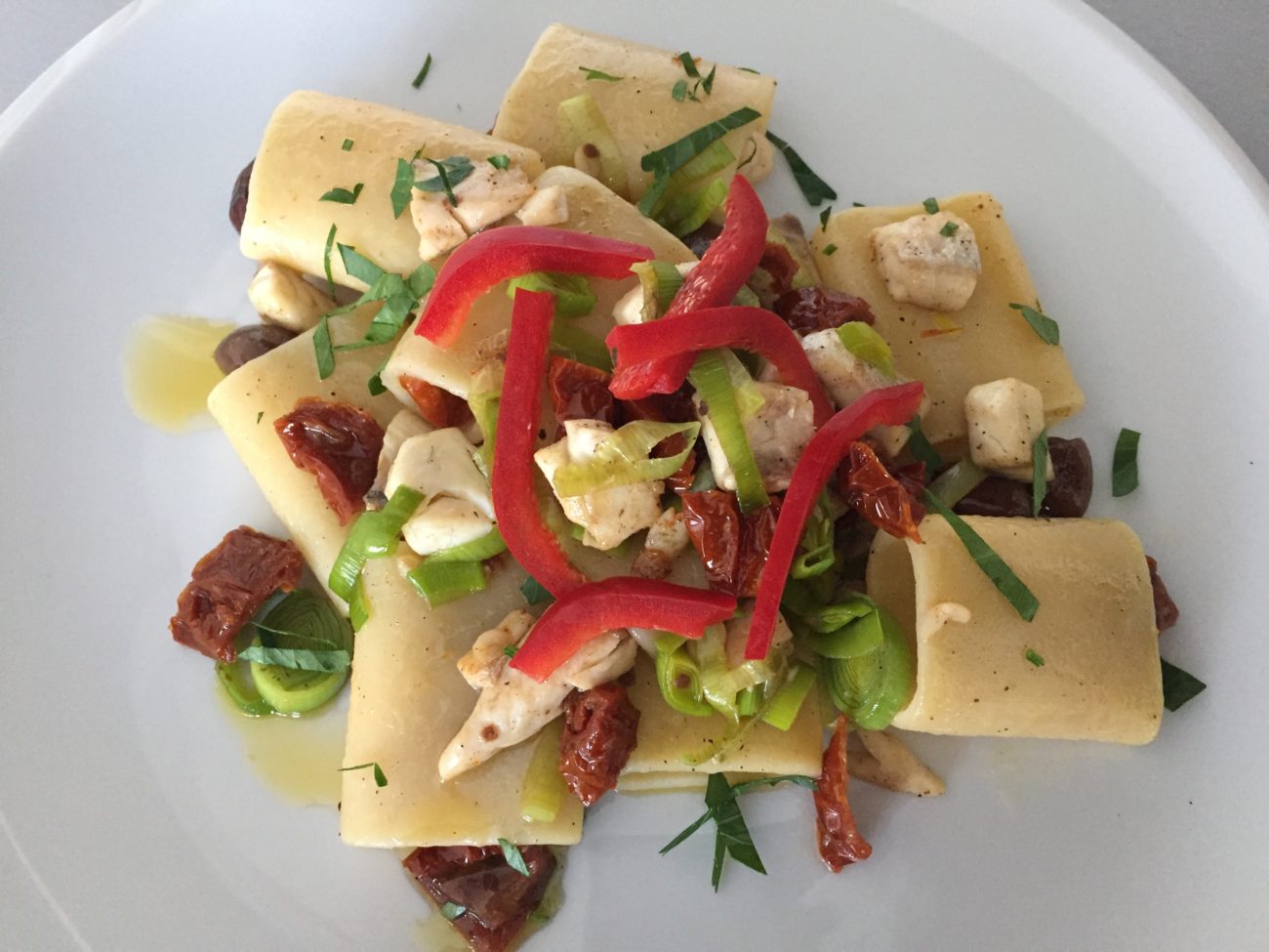 Paccheri con orata porro e olive