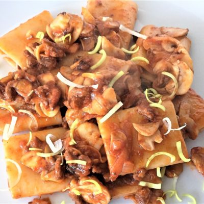 Paccheri-con-ragù-uva-passa-e-champignon