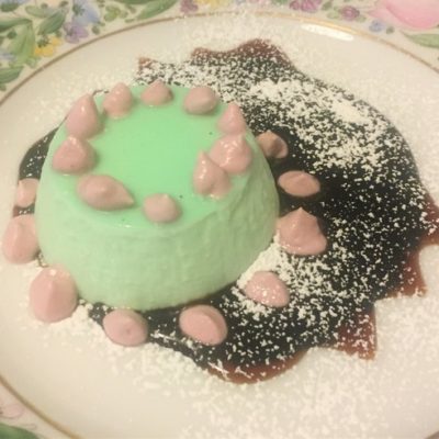 Panna-cotta-alla-menta-con-salsa-al-cioccolato
