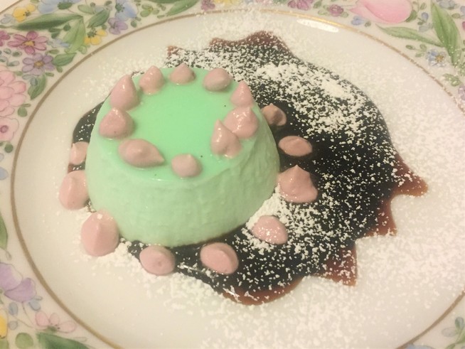 Panna cotta alla menta con salsa al cioccolato