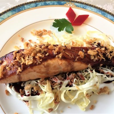 Salmone-con-salsa-di-mirtillo-e-soia-con-granella-di-cipolla