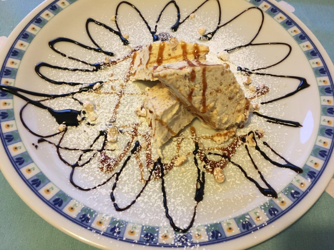 Semifreddo alle nocciole con caramello