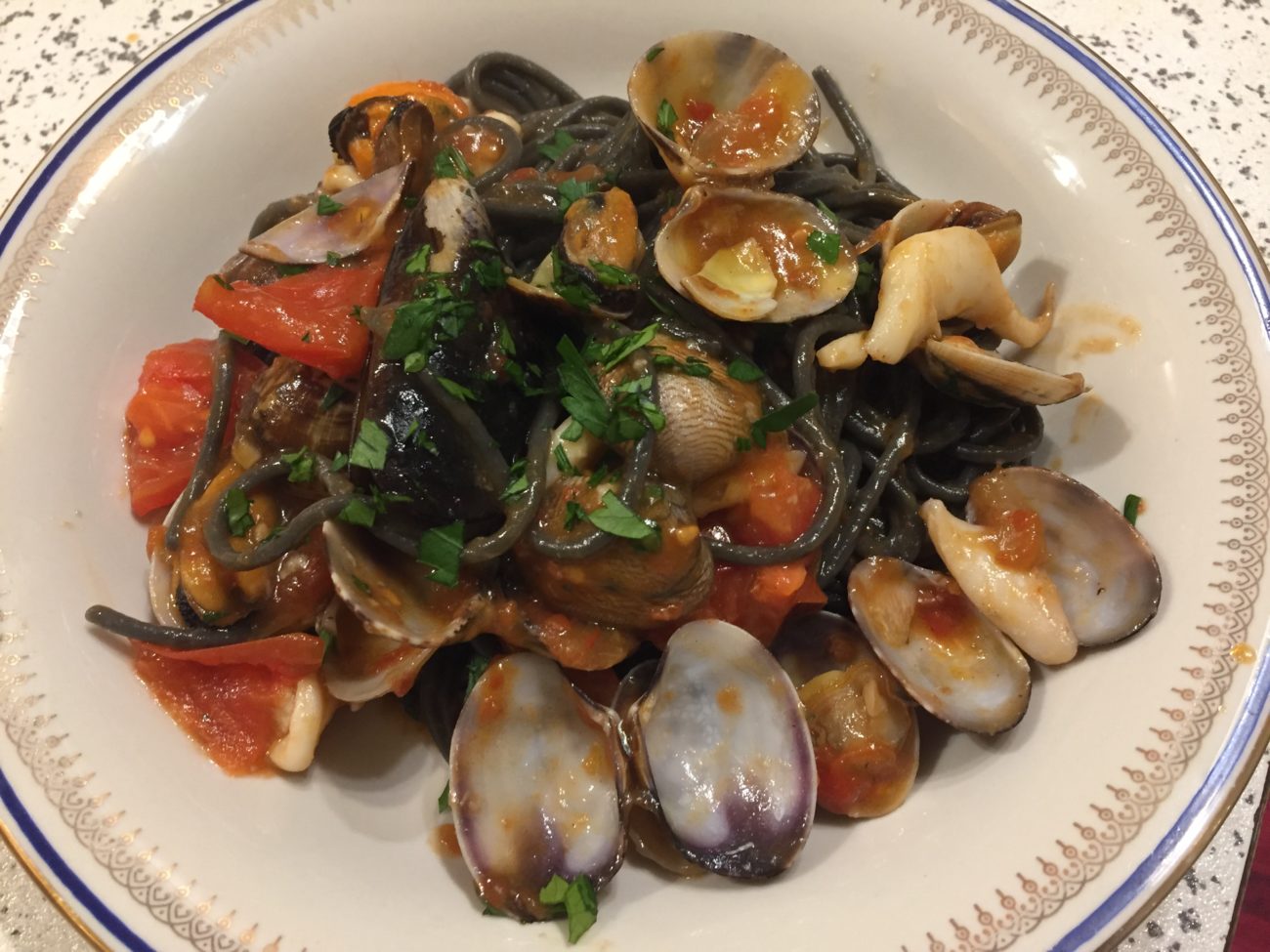 Spaghetti al nero di seppia con frutti di mare