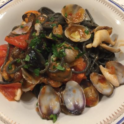 Spaghetti-al-nero-di-seppia-con-frutti-di-mare