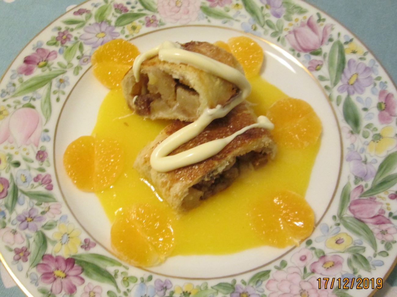 Strudel di mele con salsa di mandarance e cioccolato bianco
