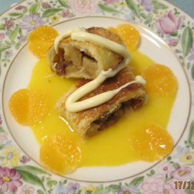 Strudel-di-mele-con-salsa-di-mandarancie-e-cioccolato-bianco