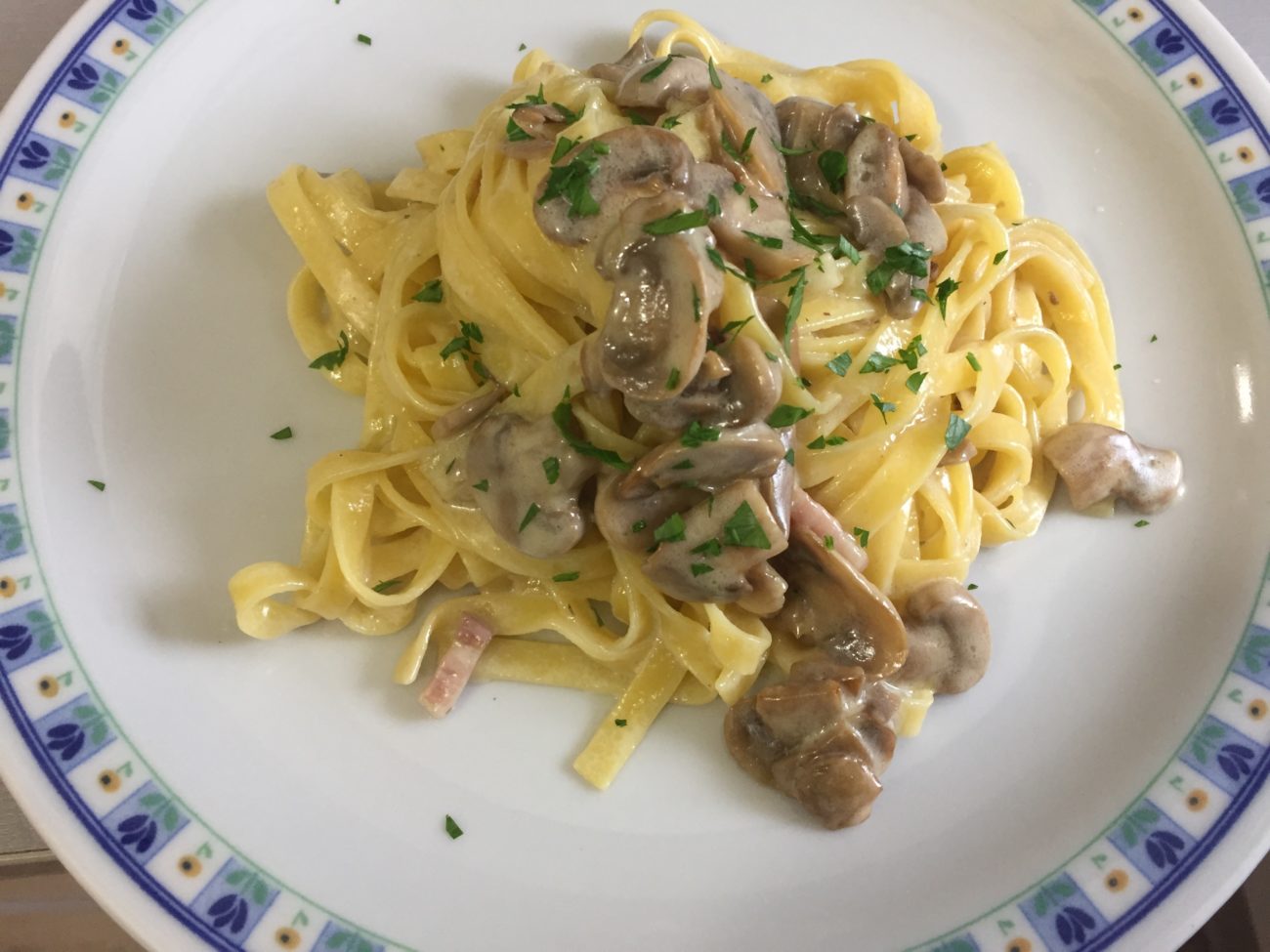 Tagliatelle con pancetta affumicata e champignon