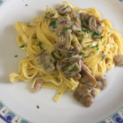 Tagliatelle-con-pancetta-affumicata-e-champignon