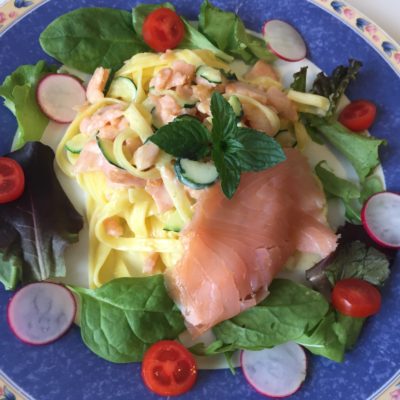 Tagliatelle-con-salmone-affumicato,-zucchine-e-menta