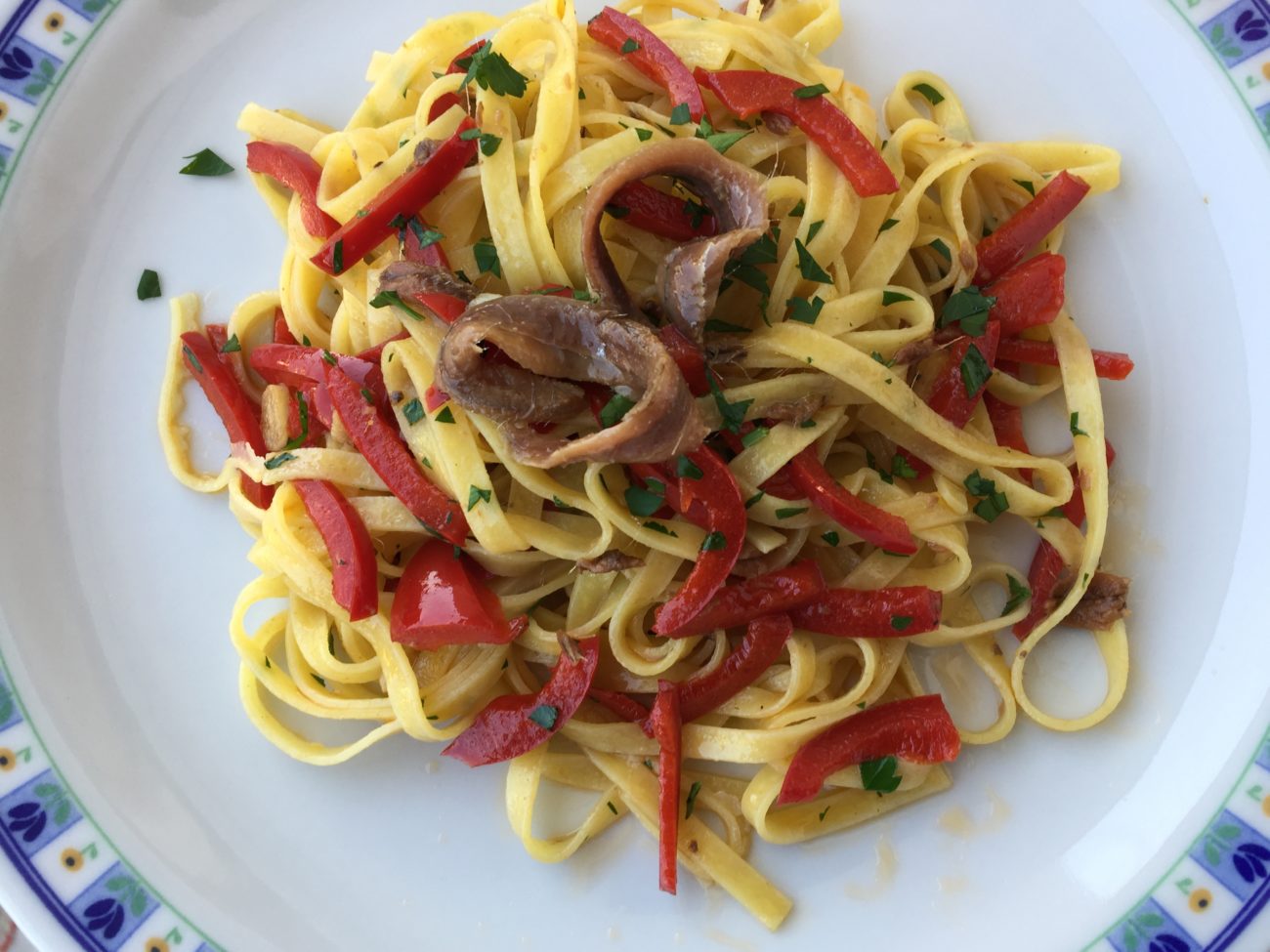 Tagliolini con acciughe e peperoni