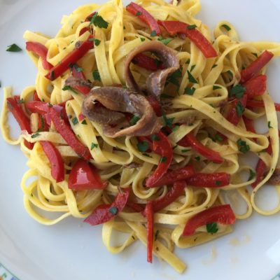 Tagliolini-con-acciughe-e-peperoni
