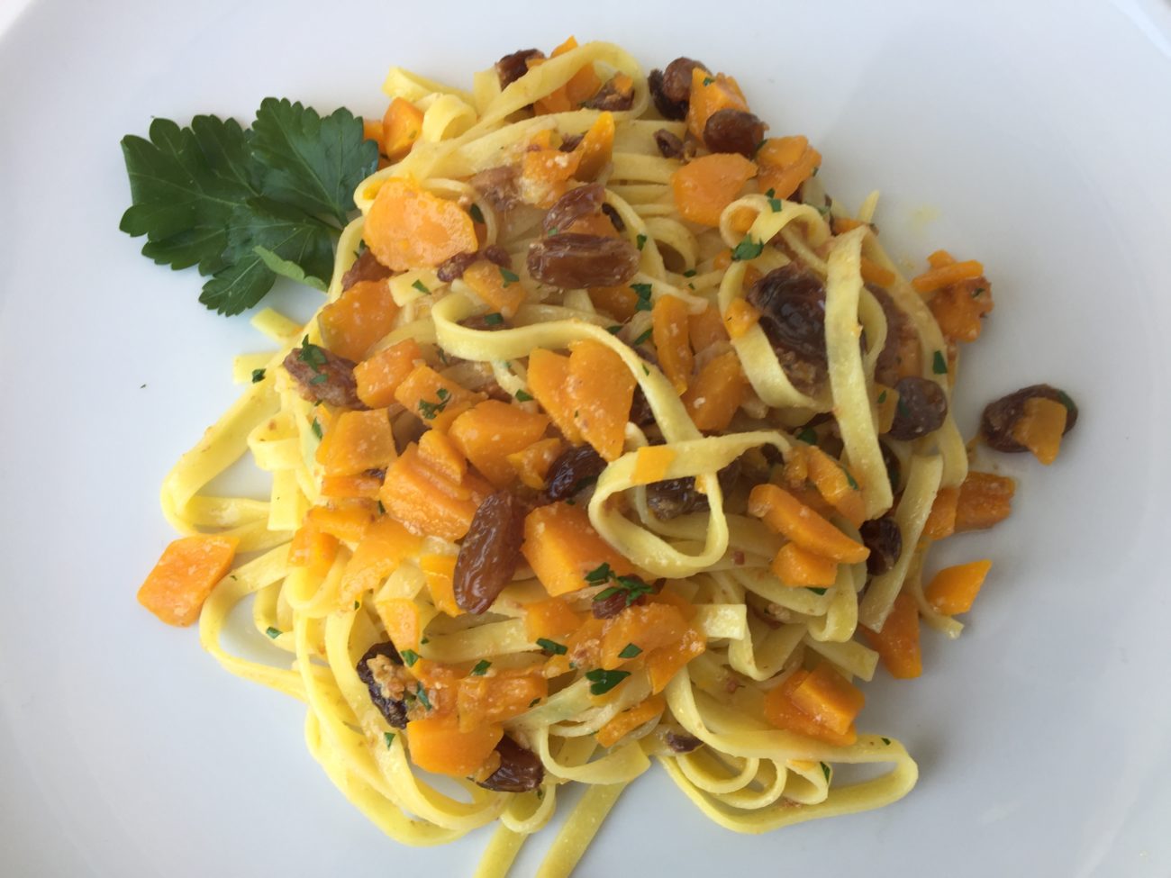 Tagliolini con zucca uvetta e amaretti