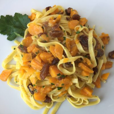Tagliolini-con-zucca-uvetta-e-amaretti