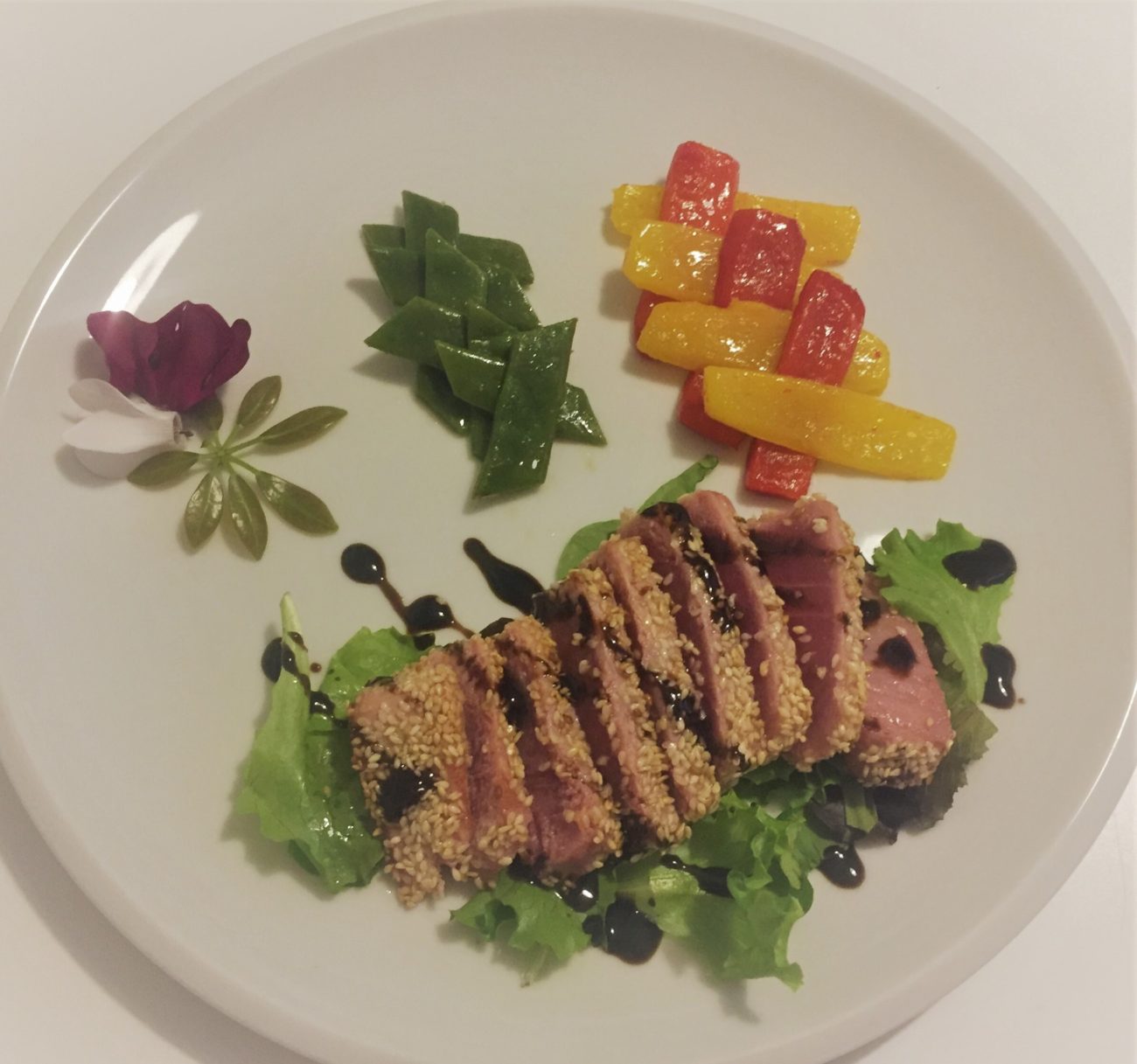 Trancio di tonno al sesamo con riduzione di aceto balsamico