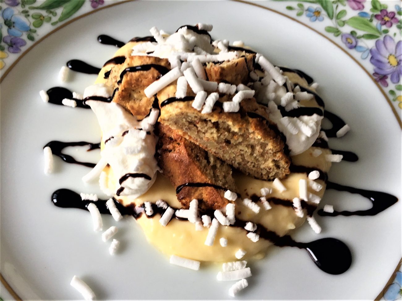 Amaretti con crema chantilly