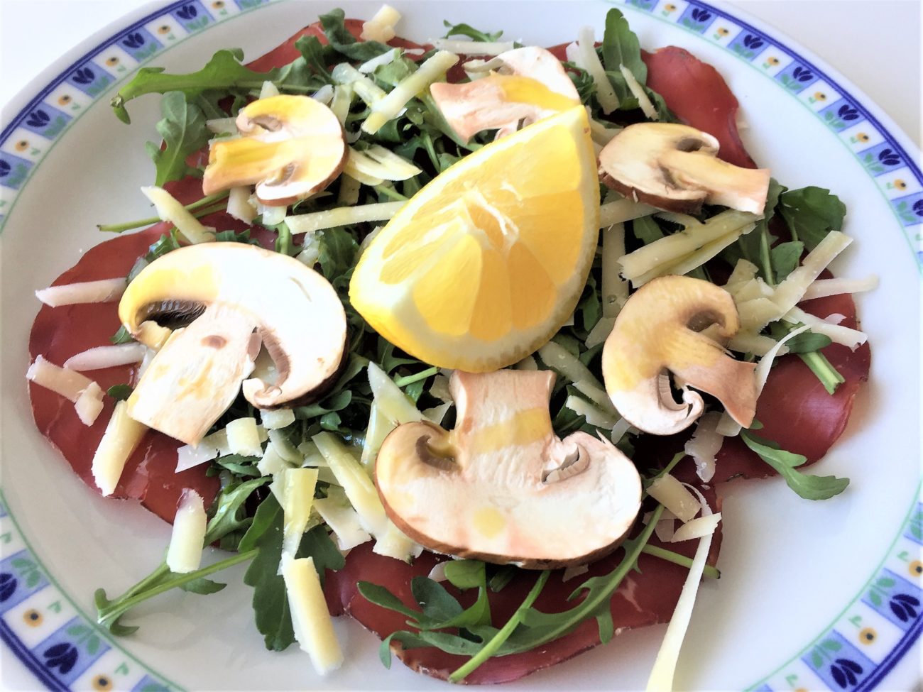 Bresaola con rucola, grana e champignon