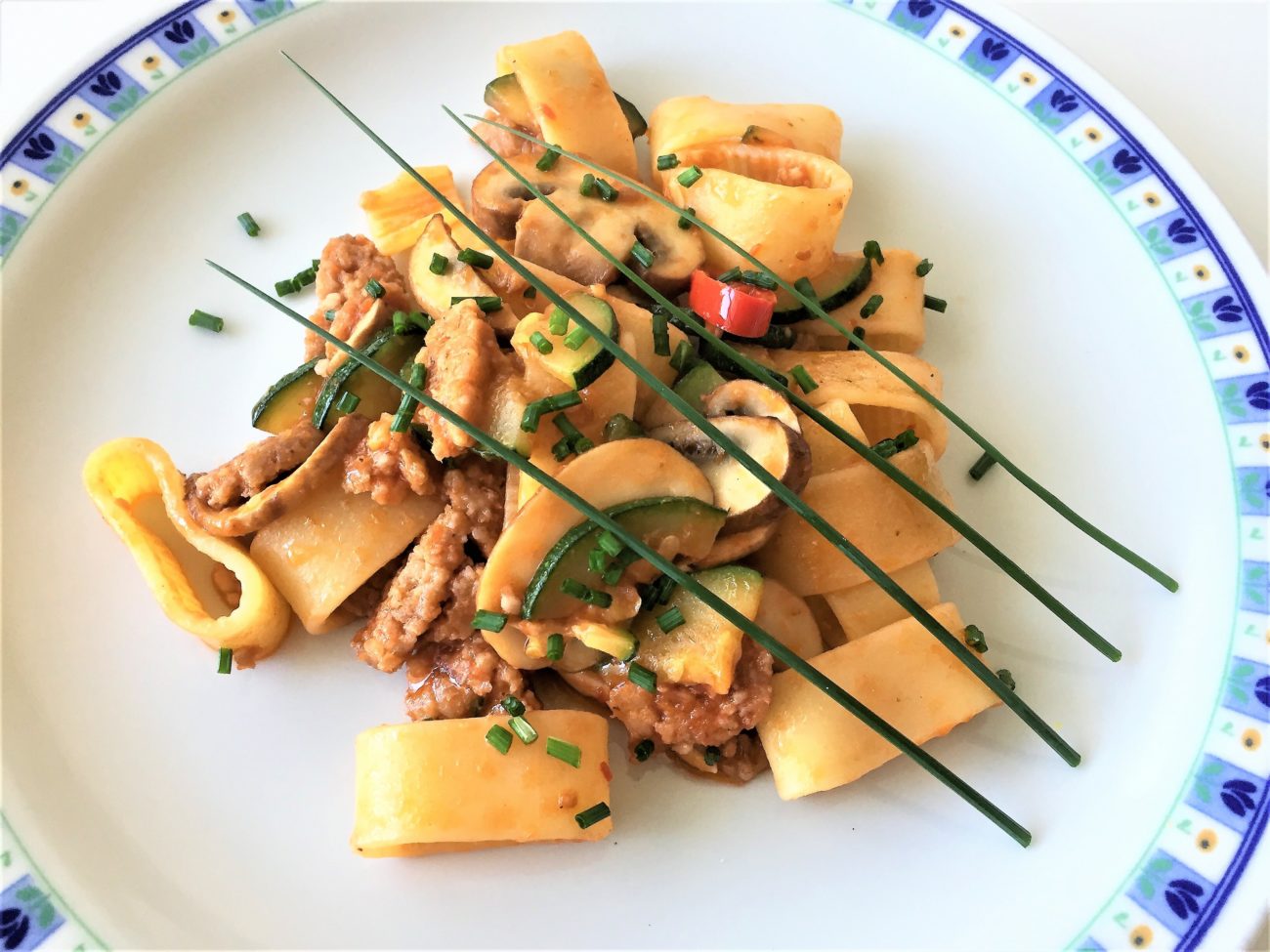 Calamarata con salsiccia zucchine e champignon