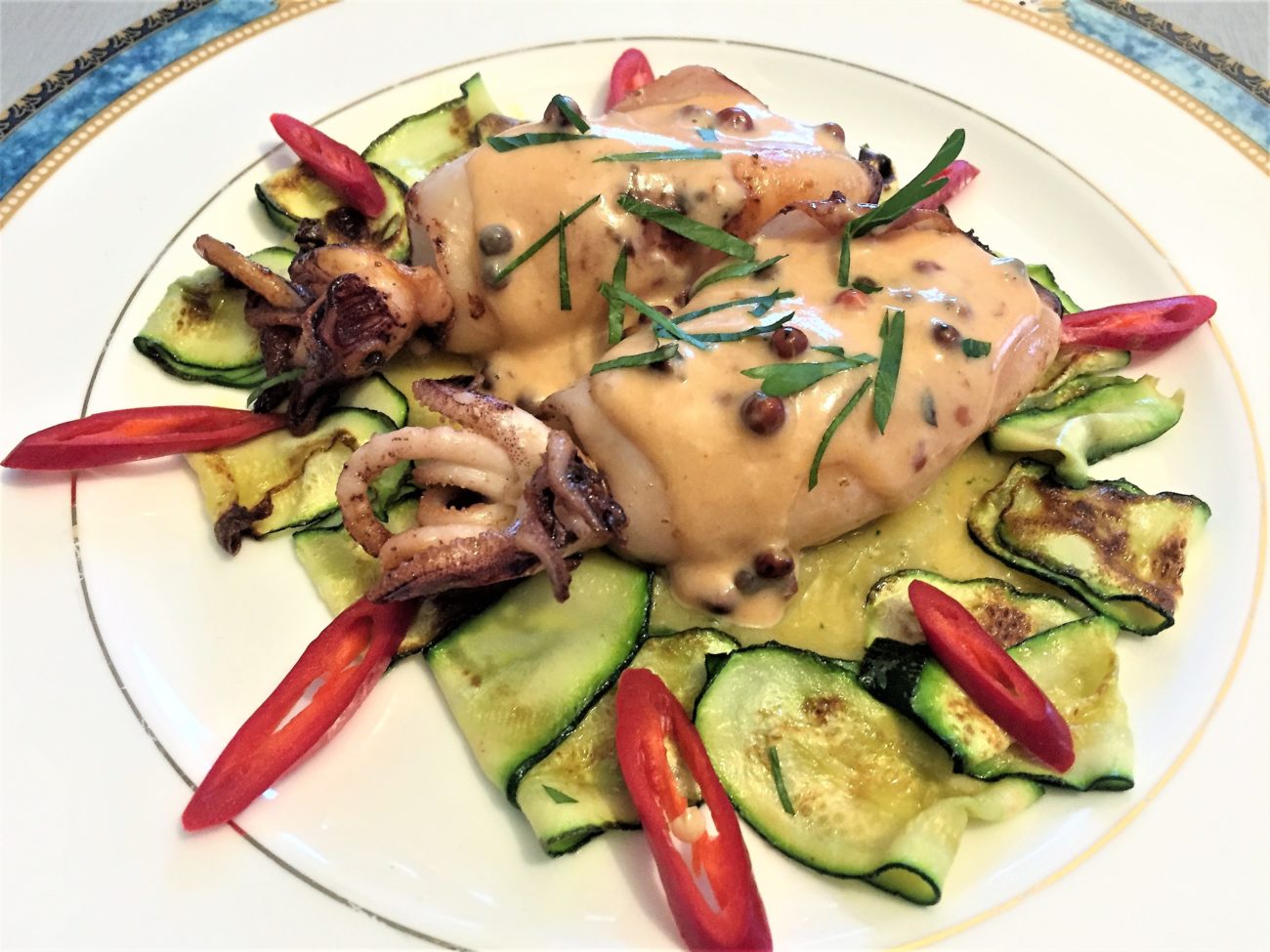 Calamari al pepe rosa su purè di zucchine