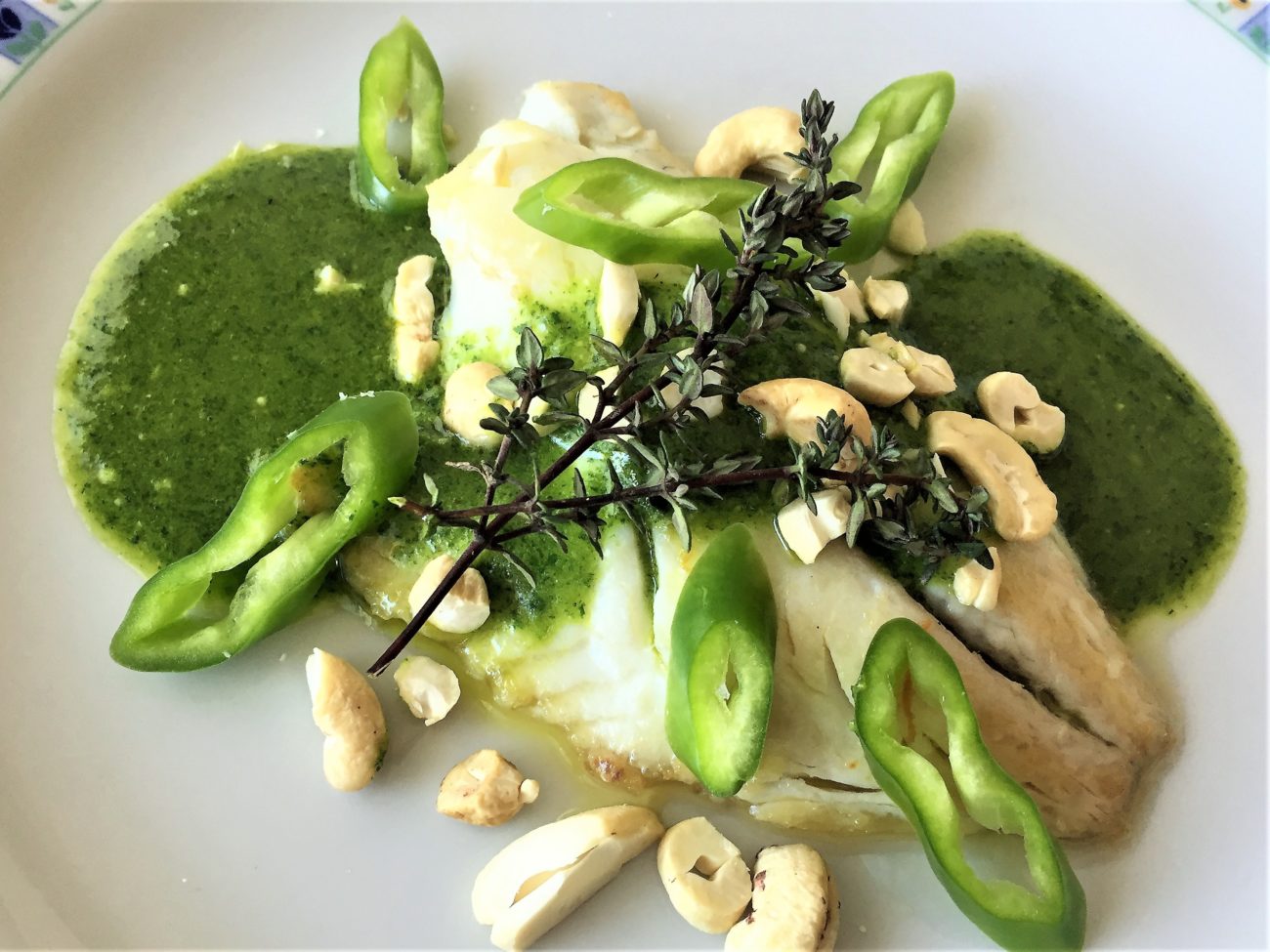 Filetto di orata con salsa verde e anacardi