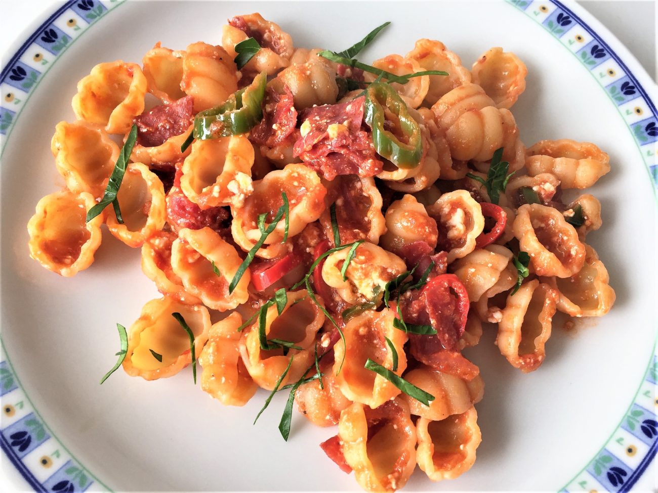 Gnocchi con bresaola, peperoni e ricotta salata
