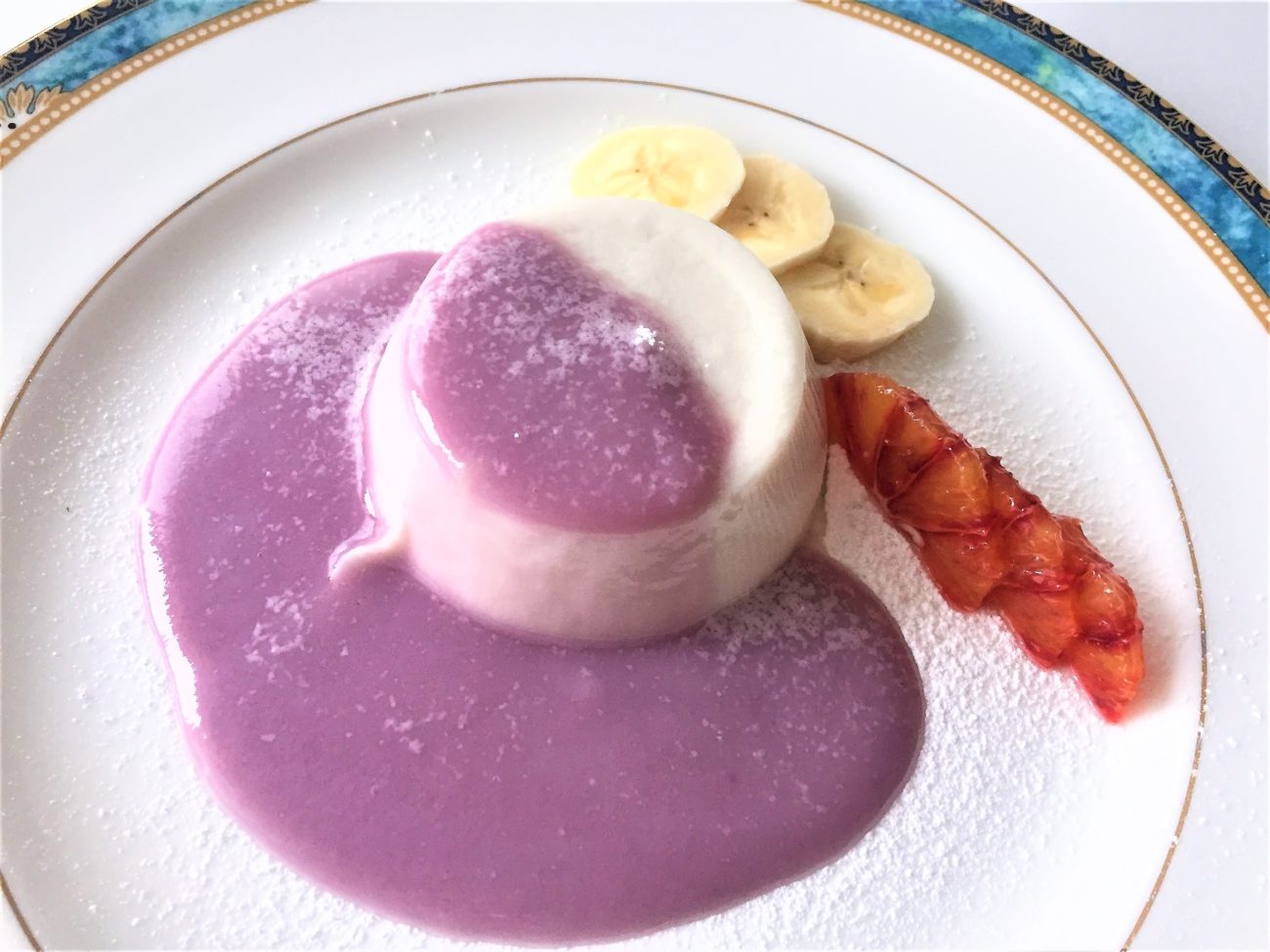 Mousse di latte di mandorla con salsa di mirtillo