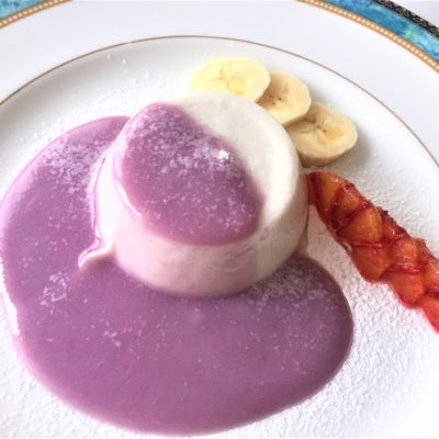 Mousse-di-latte-di-mandorla-con-salsa-di-mirtillo